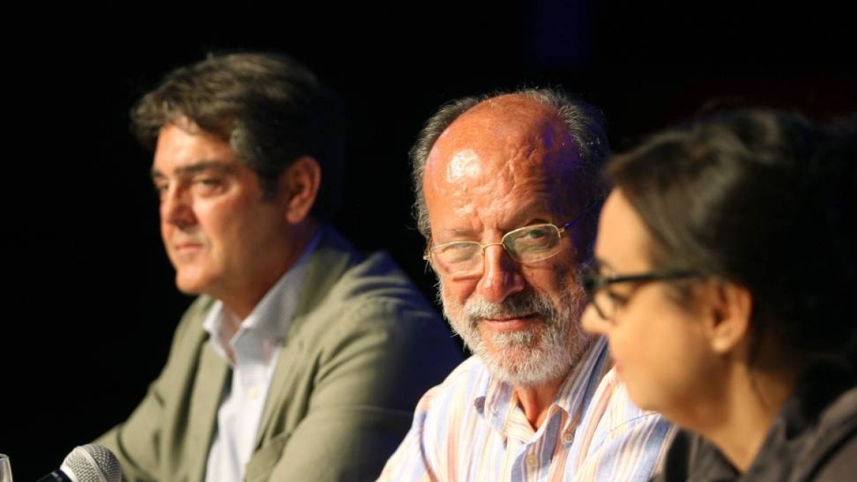 El alcalde de Valladolid, Francisco Javier León de la Riva, el gerente de la FMCVA, José María Viteri, y la directora de la obra , Nina Reglero (D), presentan el espectáculo 'Shock & Show 3'-Ical