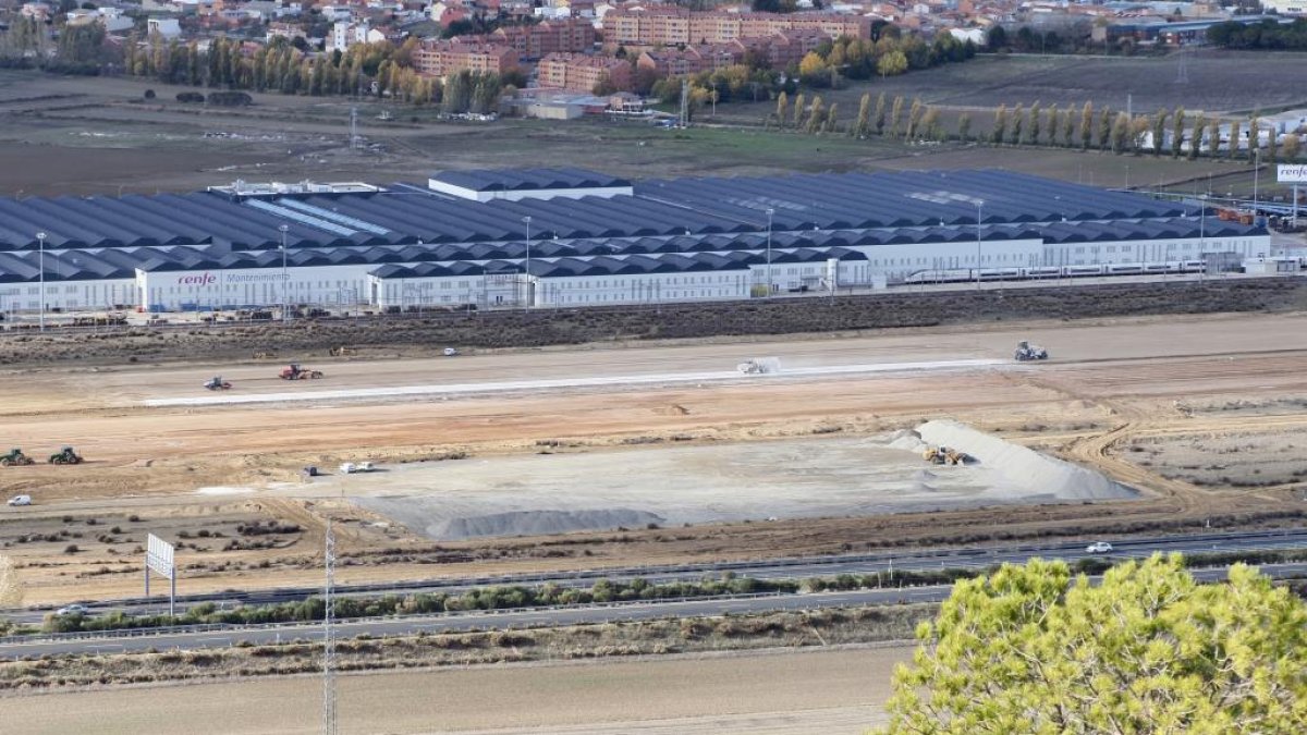 Imágenes de la playa de vías de los nuevos talleres de Renfe en el paraje de San Isidro. -PHOTOGENIC