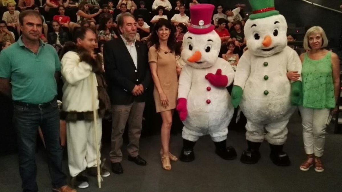 Heliodoro Rodríguez, Ana Redondo e Inés Rodríguez junto a los personajes de promoción de ‘Polaris’.-E. M.