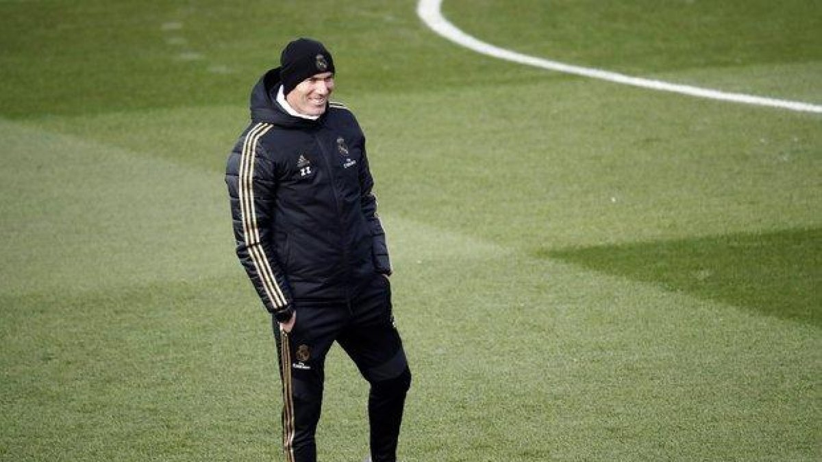Zinedine Zidane, técnico del Madrid, durante el entrenamiento de este viernes.-EFE