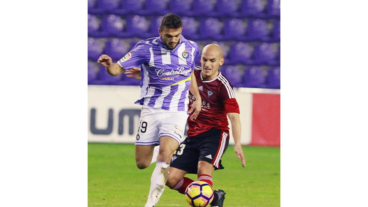 Joan Jordán se lleva el balón con elegancia ante Javi Hervás.-J.M.LOSTAU