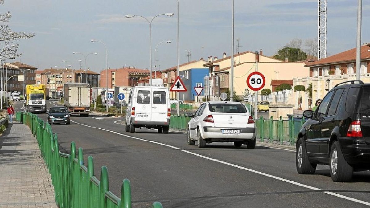 Travesía de la Nacional 122 a su paso por el municipio vallisoletano de Peñafiel.-EL MUNDO