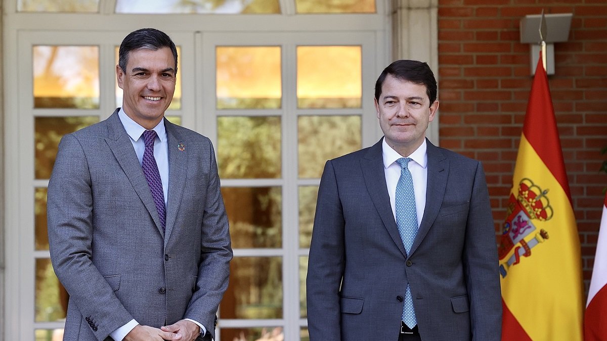 El presidente del Gobierno, Pedro Sánchez, y el presidente de la Junta de Castilla y León, Alfonso Fernández Mañueco.- ICAL