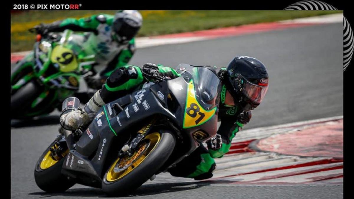 El piloto Alejandro Zuzaya toma una curva durante una prueba en el circuito de Navarra.-EL MUNDO