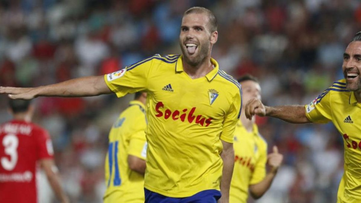 Alfredo Ortuño celebra un gol con el Cádiz, la últinma temporada.-LALIGA