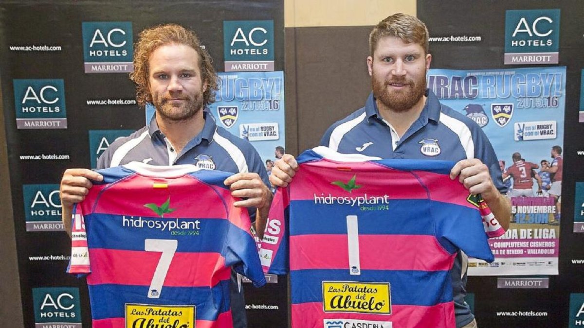 Hall y Manson posan con la camiseta de su nuevo club-Pablo Requejo