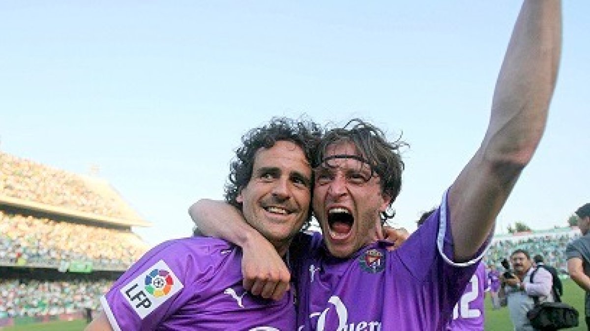 García Calvo y Óscar Sánchez celebran sobre el césped del Villamarín la permanencia 08-09.