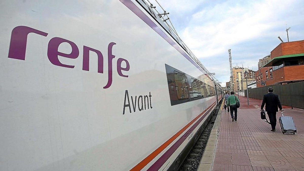 Imagen de archivo de un tren Avant en la estación de Valladolid.-ICAL