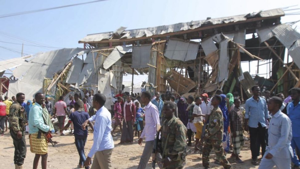 Soldados somalís en el lugar del atentado en Mogadiscio.-SAID YUSUF WARSAME / EFE