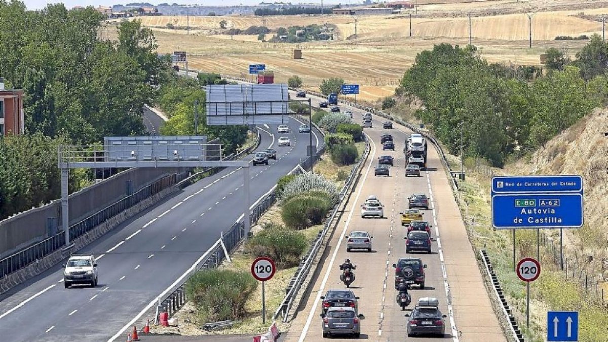 Tráfico denso en la Autovía de Castilla durante la operación salida del pasado año.-PABLO REQUEJO