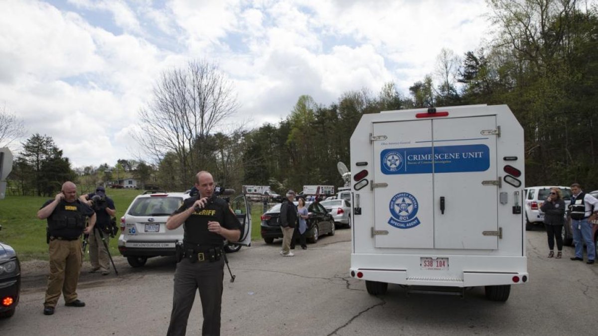 Policías acordonan el escenario del crimen de Peebles, en Ohio.-AP / JOHN MINCHILLO