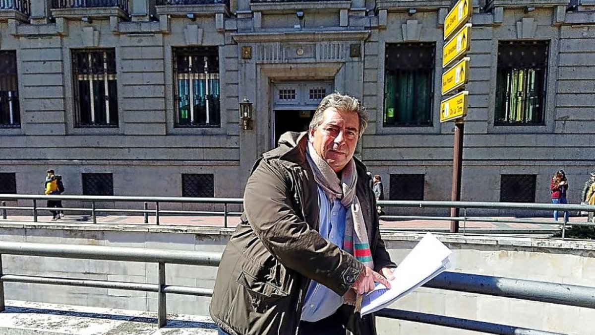 El constructor Santiago Valbuena, con el escrito  de reclamación que ha presentado al ministerio.-E. M.