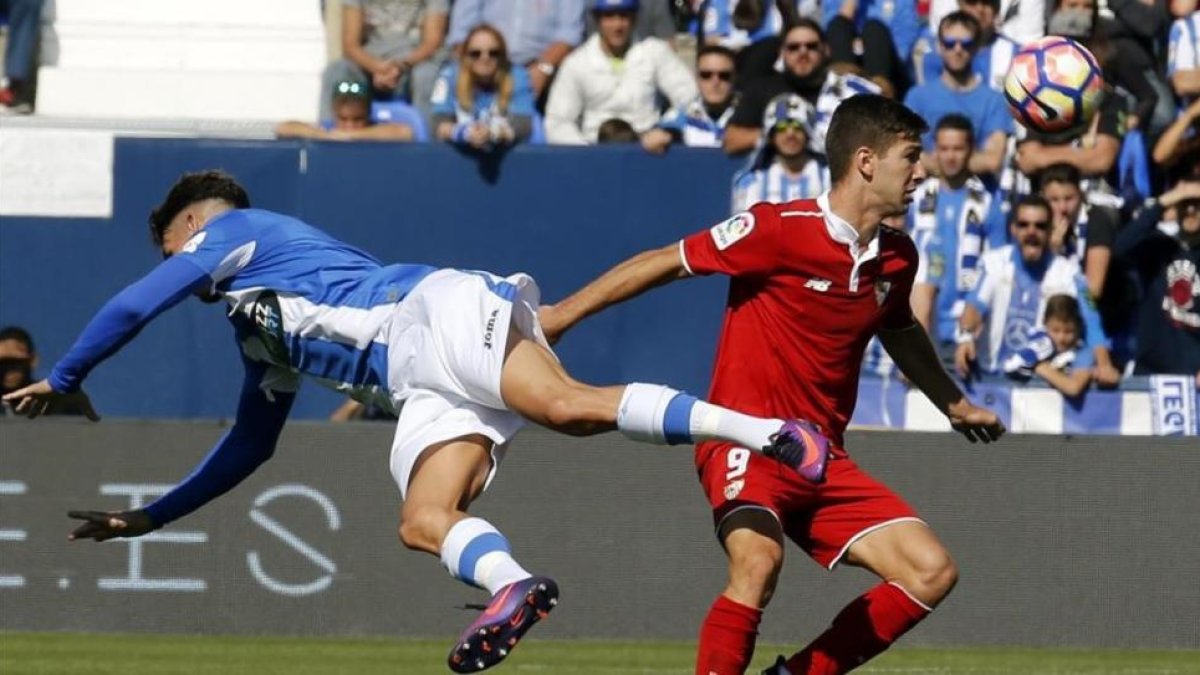 El sevillista Vietto (derecha), junto a un jugador del Leganés.-EFE / MARISCAL
