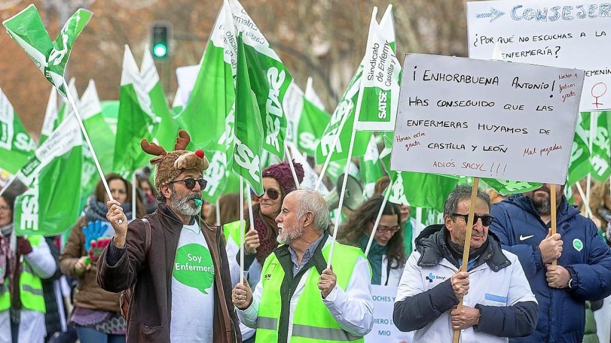 Imagen de las protesta llevada a cabo, en Valladolid, por enfermeros que prestan servicios en centros e instituciones de Sacyl. Imagen de archivo. | E.M.