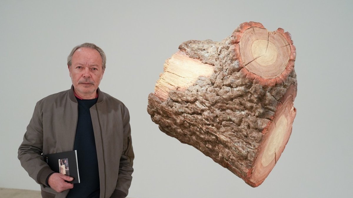 Reche, junto a su escultura de poliestireno pintado, ayer en la Sala 0 del MPH. | J. M. LOSTAU