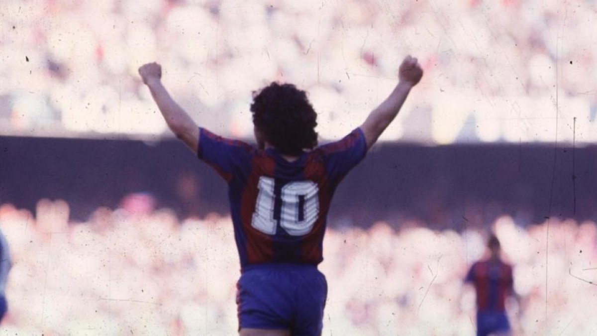 Maradona, en su debut con el Barça.-
