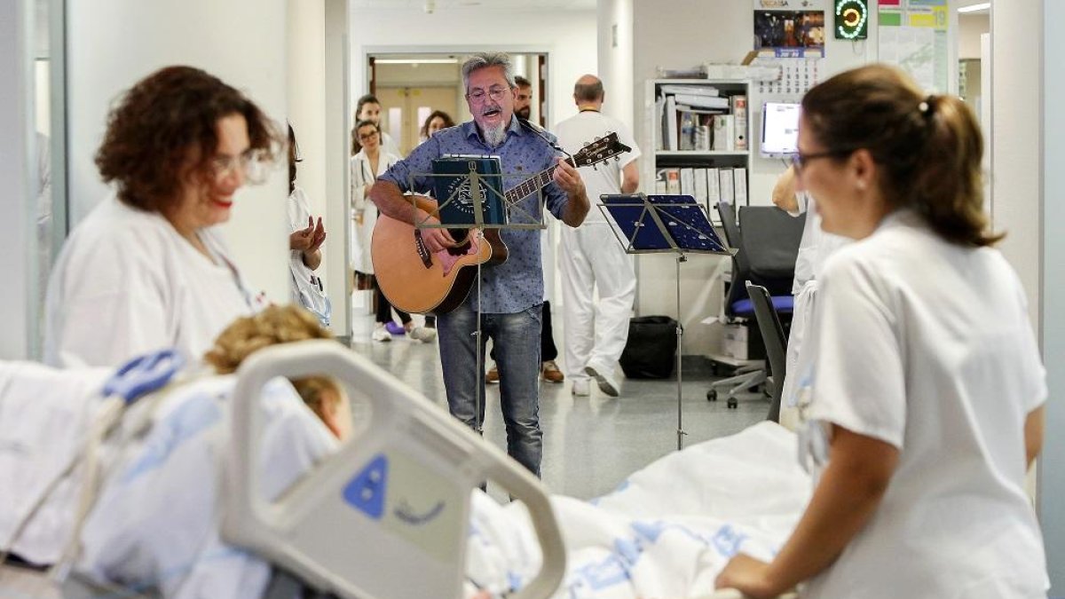 Uno de los pacientes de la UCI escucha el concierto celebrado el pasado viernes en el Río Hortega .-J.M. LOSTAU