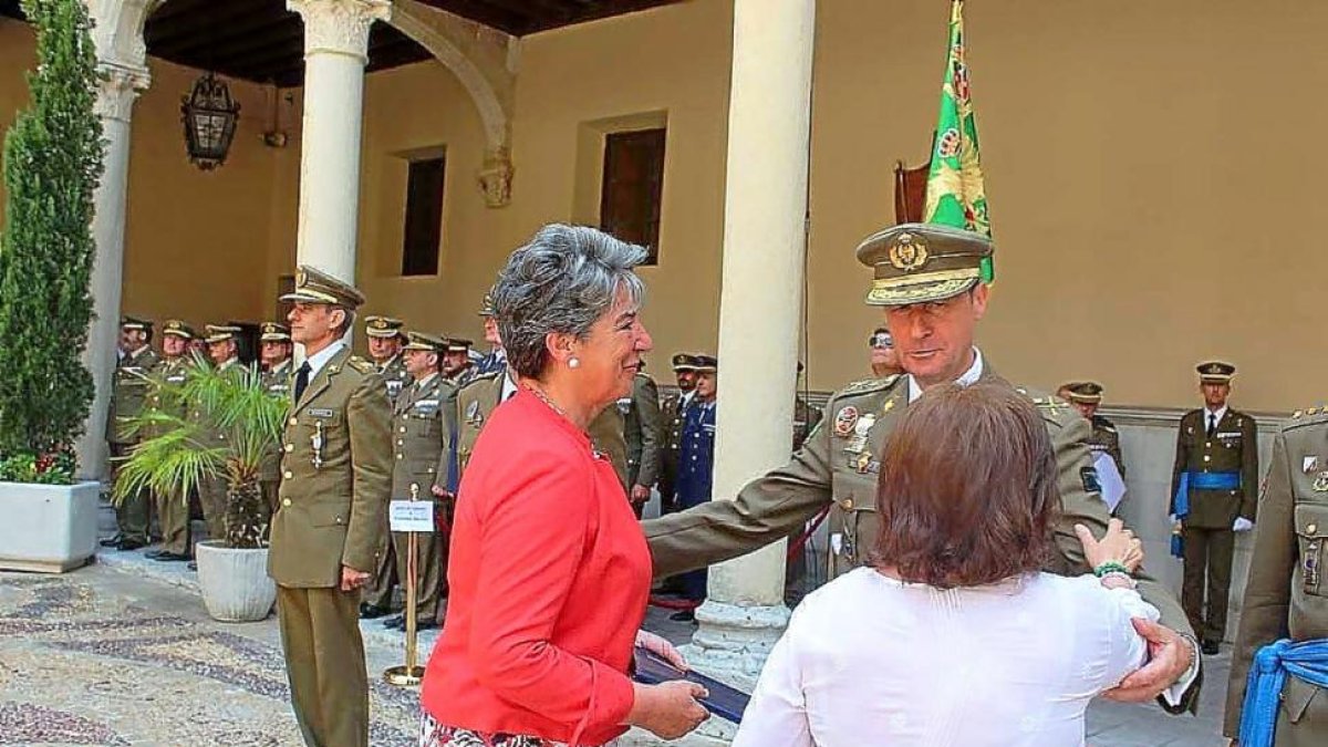 Algunos de los militares durante el acto que tuvo lugar ayer en  el Palacio Real de Valladolid.-EL MUNDO