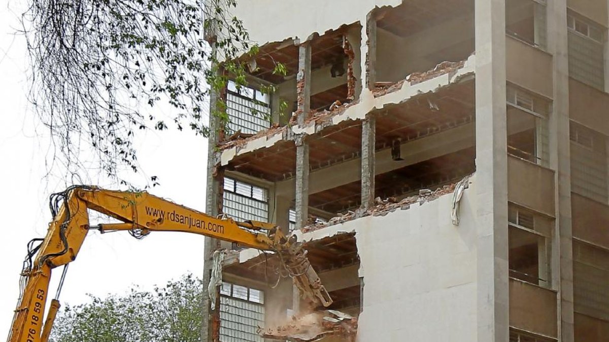 Una máquina tira una pared de la torre aulario en el edificio de la antigua Faculad de Ciencias.-J. M. LOSTAU