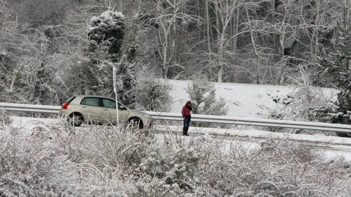 Una mujer permanece atrapada con su coche en el acceso a la carretera CL-631 en Fresnedo (León), debido al temporal de nieve-Ical