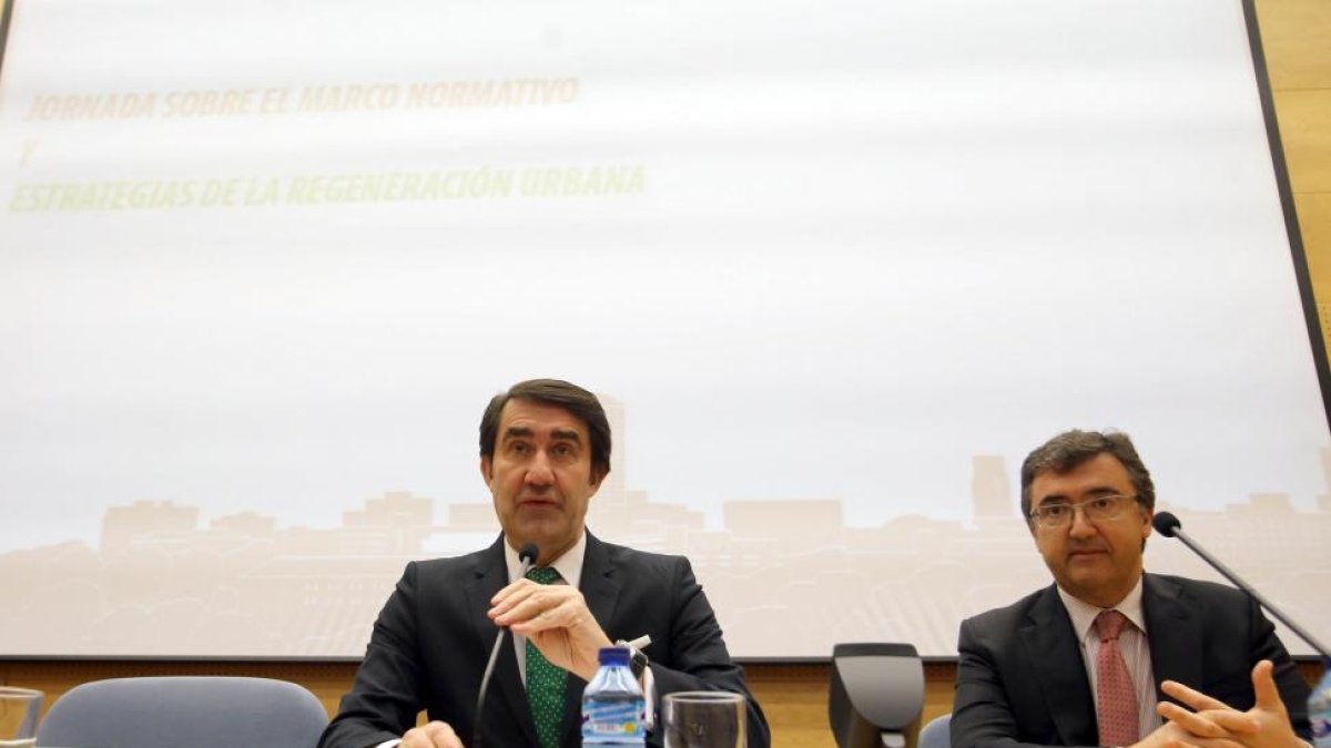 El consejero de Fomento y Medio Ambiente, Juan Carlos Suárez-Quiñones, inaugura la jornada sobre el marco normativo y las estrategias de la regeneración urbana junto al director general de Vivienda, Angel María Marinero-ICAL