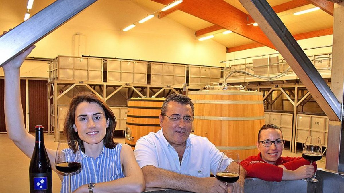 La enóloga Clara Alonso (en primer término), junto a Eulogio Calleja y Verónica Sanchón, también miembro de la bodega zamorana, en la nave de elaboración, junto a los depósitos abiertos donde se elaboran las gamas más selectas.-ARGICOMUNICACIÓN