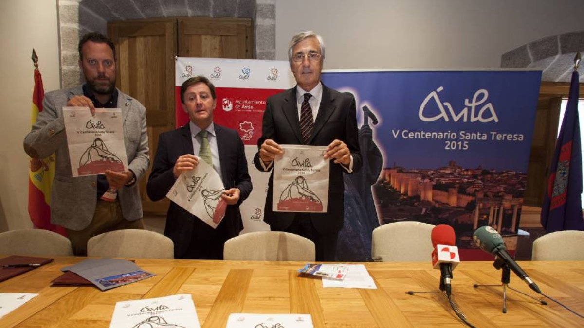 El Ayuntamiento de Ávila y Renfe presentan el tren turístico Teresa de Ávila. De I. a D. el concejal de Turismo, Héctor Palencia; gerente de Servicio Público Centro-Norte de Renfe, Ricardo Rivera; y el alcalde de Ávila, José Luis Rivas-Ical