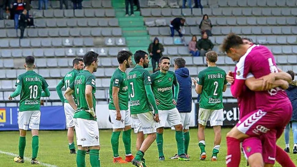 Jugadores blanquivioleta se abrazan, ante sus rivales.-JORGE MEIS / DIARIO DE FERROL