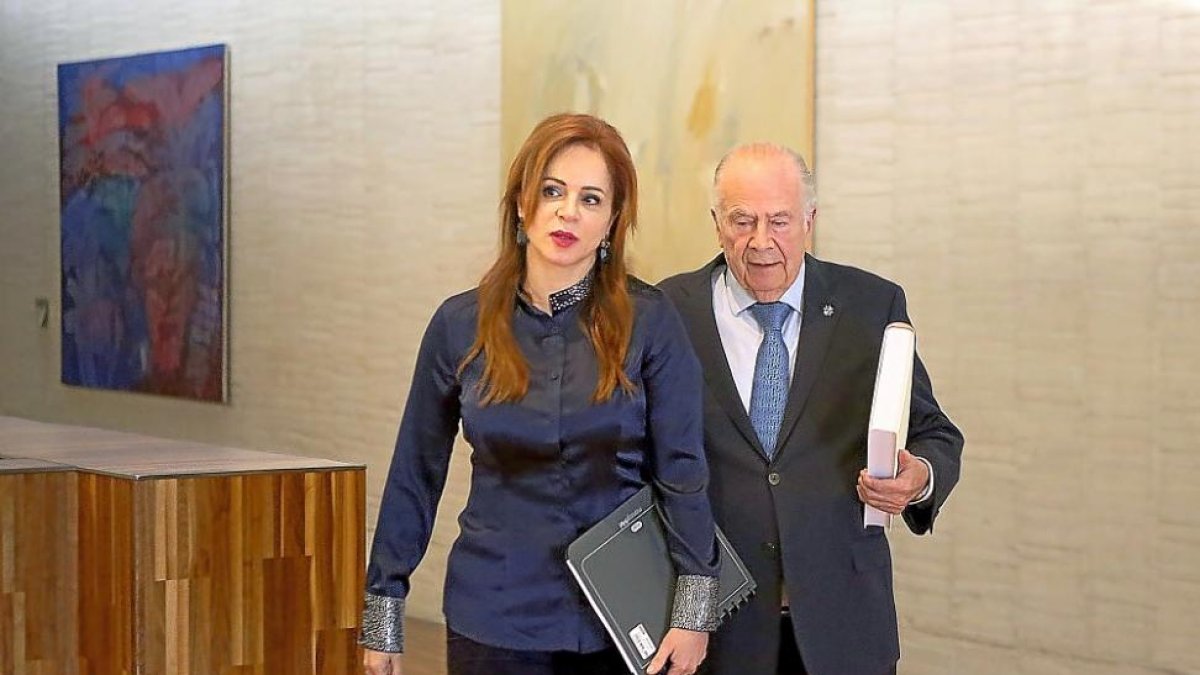 Silvia Clemente, junto a Javier Amodeo, en las Cortes de Castilla y León antes de la presentación.-ICAL