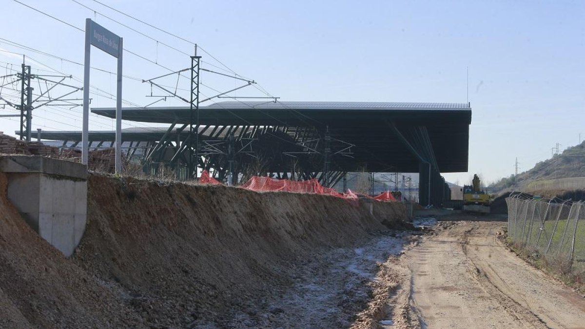 La empresa adjudicataria de las obras en el andén 3 que recibirá a los pasajeros del AVE ha comenzado ya con el movimiento de tierras.-R. OCHOA