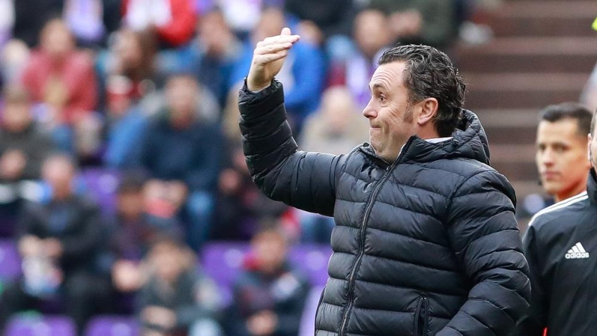 Sergio da una instrucción durante el choque frente a la Real Sociedad.-J.M.L.