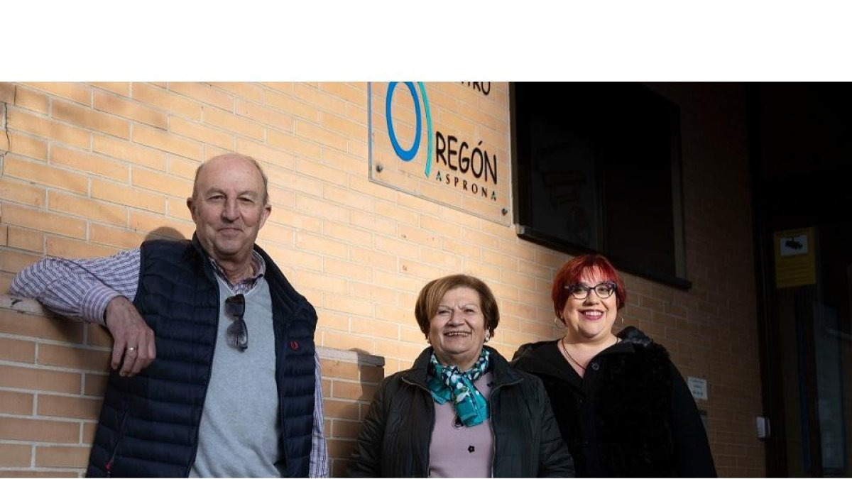 Mariano Ortega, miembro de Asprona; Ángeles García, presidenta y María Mellado, usuaria de los servicios.- J.M. LOSTAU