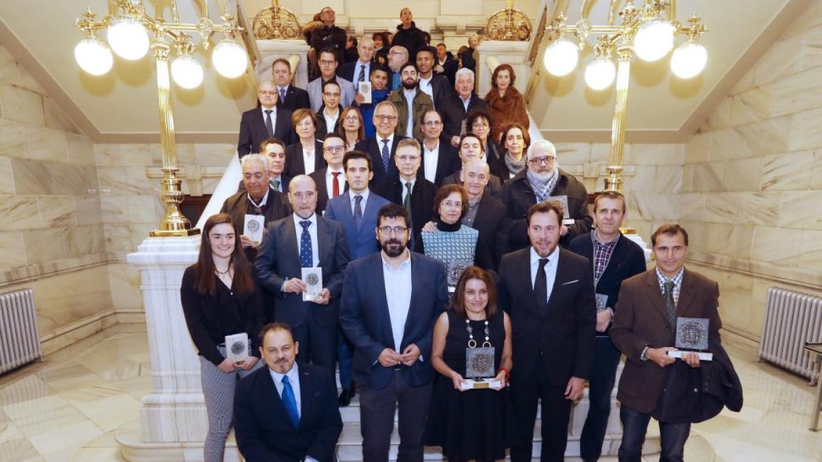 Foto de familia en la escalera del Ayuntamiento con los premiados de ‘Valladolid Ciudad Deportiva’.-J. M. LOSTAU