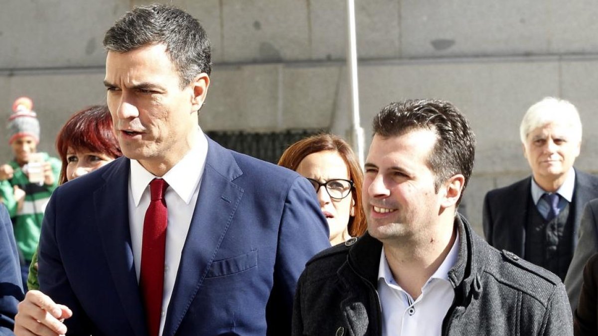 El secretario general del PSOE, Pedro Sánchez, y el secretario general del PSOE de Castilla y León, Luís Tudanca, al término de la reunión de la presentación de la propuesta de la reforma de la Constitución.-ICAL