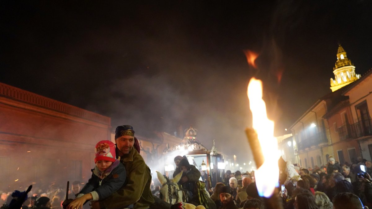 La localidad de Nava del Rey celebra la procesión de subida a la ermita de la Virgen de los Pegotes, fiesta declarada de Interés Turístico Nacional.- ICAL