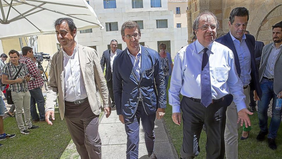 Fernando Martínez-Maíllo, Alberto Nuñez Feijóo y Juan Vicente Herrera en el acto del PP celebrado ayer en Zamora,-ICAL