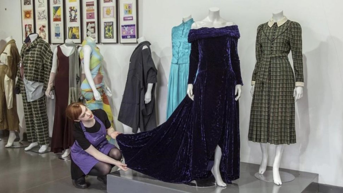 Una empleada de la casa de subastas con el vestido que lució la princesa Diana.-EFE / AYOUNG JEON