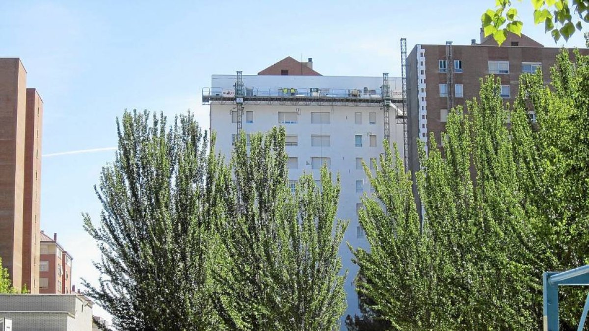 El proyecto Cityfied que se acomete en Laguna de Duero muestra resultados, al menos estéticos:el cambio de cara de las fachadas de ladrillo ahora ‘vestidas’ de blanco para evitar pérdidas de calor-El Mundo