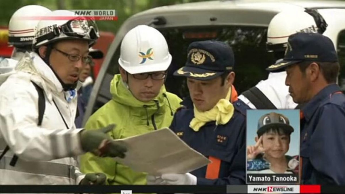 Agentes de policía buscan al pequeño Yamato Tanooka, en la esquina inferior derecha.-NHK