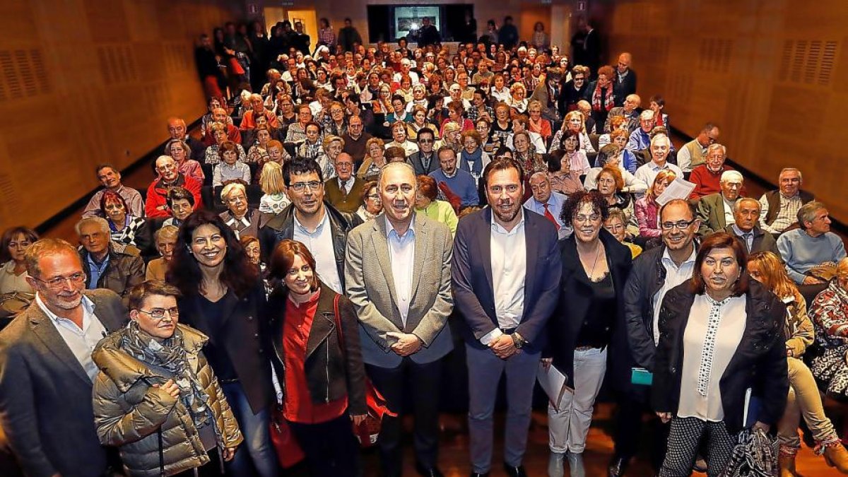 Saravia, Redondo, Sánchez, Bustos, Gato, Puente, Romero ,Vélez, Soto junto con la presidenta de la asociación Calderón de la Barca.-REPORTAJE GRÁFICO: J.M. LOSTAU