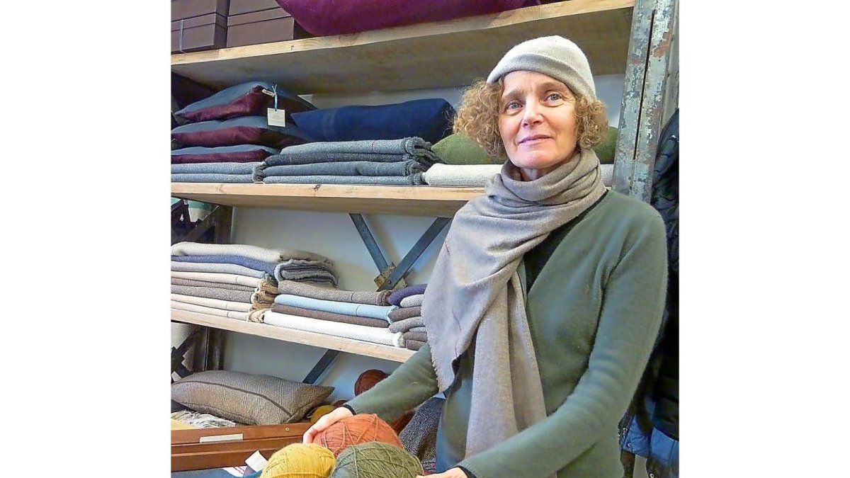 Elena Goded muestra algunos de los ovillos con los que confecciona Ábbate.-T. S.