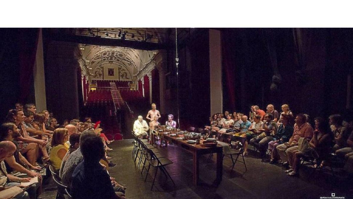 El público rodea a los actores de 'La cena del Rey Baltasar', de los Números Imaginarios en el Centro de Artes Escénicas San Pedro.-Pio Baruque.