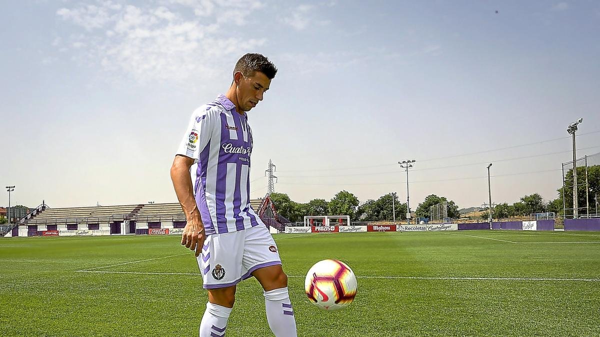 Alcaraz realiza toques de balón en el césped de los Anexos antes de su presentación.-MIGUEL ÁNGEL SANTOS