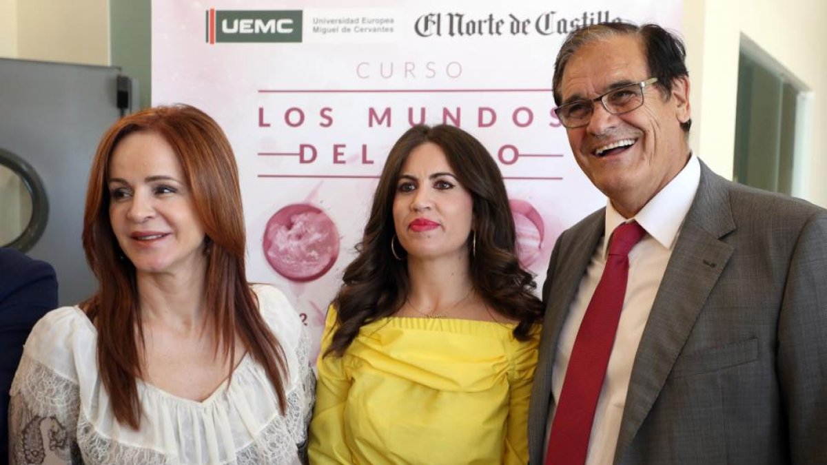 La presidenta de las Cortes de Castilla y León, Silvia Clemente, participa en una mesa redonda bajo el título 'El vino en la política'. Junto a ella, la rectora de la UEMC, Imelda Rodríguez.-ICAL