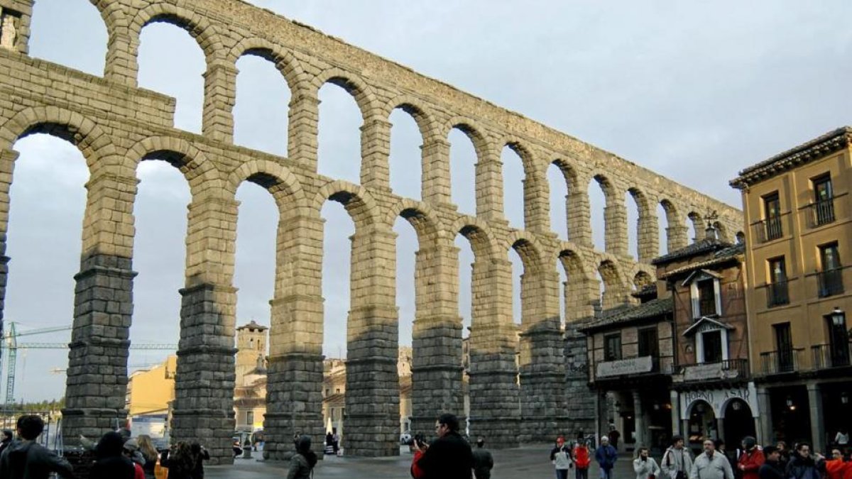Imagen del entorno del Acueducto de Segovia.-E.M.