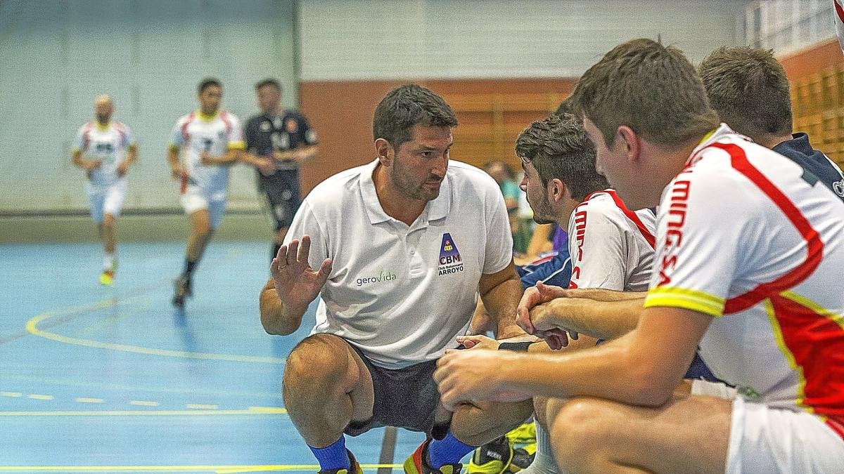 Ávila da instrucciones en el partido.-D.V.