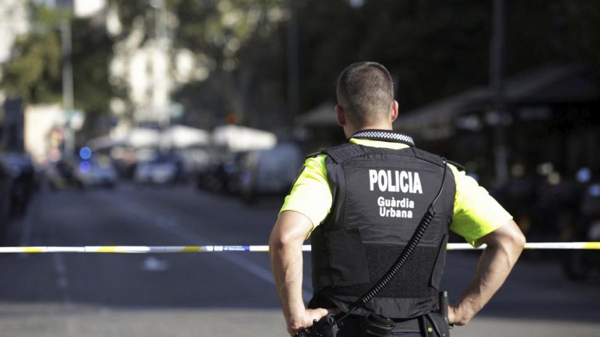 Un policía de Barcelona observa la calle desierta acordonada después del atentado.-REUTERS