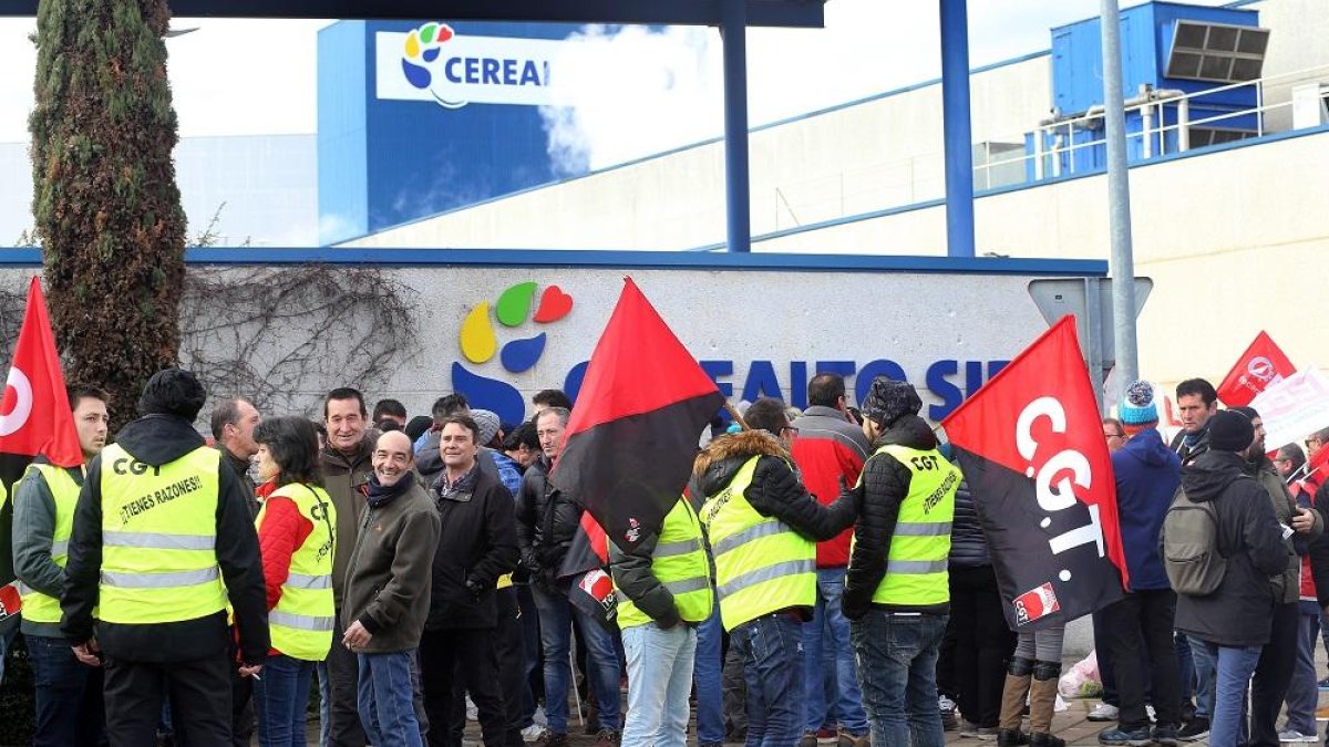 Trabajadores de Siro ayer durante la concentración.-ICAL