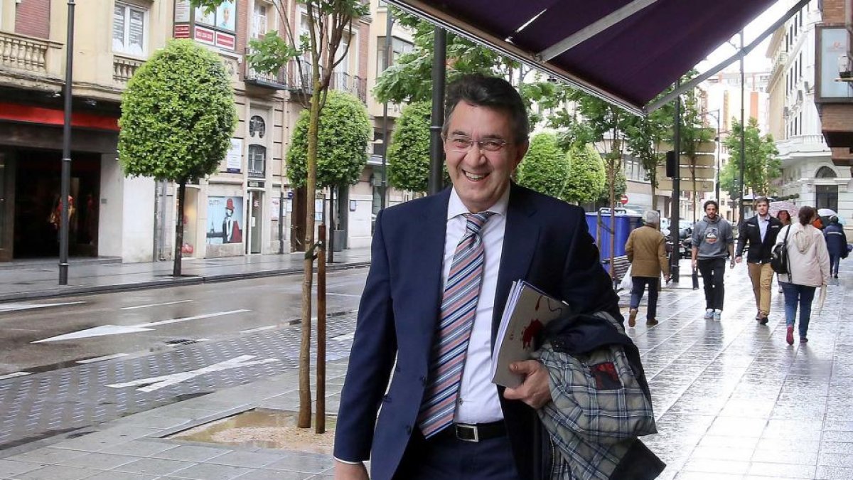 Juan Marínez Majo, en el momento de llegar a la reunión.-ICAL