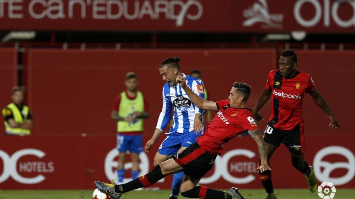 El mdelantero Quique González ve cómo le es arrebatado el balón, durante el Mallorca-Deportivo disputado el sábado.-LALIGA